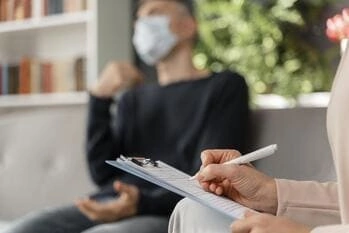 доктор разговаривает с пациентом